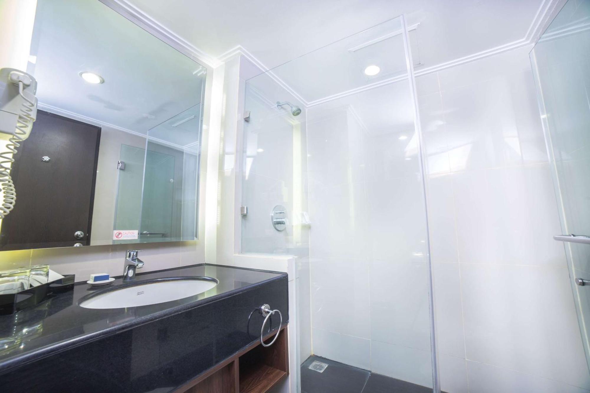 Deluxe Twin Room with City View and Shower - Smoking,1278495133:JPEG